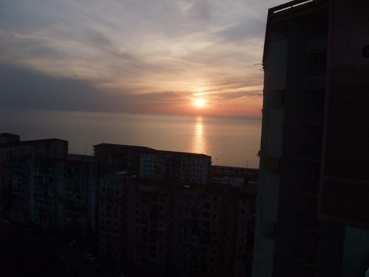 Apartment With Black Sea View バトゥーミ エクステリア 写真